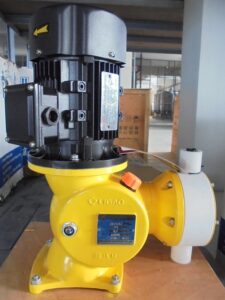 มิเตอร์ริ่งปั๊ม DOSSER รุ่น MMG1 Series มุมด้านหน้า แสดงป้ายสเปกและชุดหัวปั๊มสำหรับงานจ่ายสารเคมีอย่างแม่นยำ