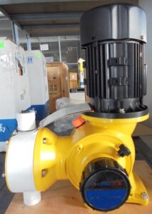 มิเตอร์ริ่งปั๊ม DOSSER รุ่น MMG1 Series มุมมองด้านข้าง พร้อมมอเตอร์ขับและหัวปั๊มแบบแม่นยำสำหรับงานจ่ายสารเคมี