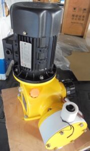 ปั๊มโดสสารเคมี DOSSER MMG1 Series มุมมองด้านบน แสดงตัวเรือนสีเหลืองและชุดมอเตอร์แบบแข็งแรง