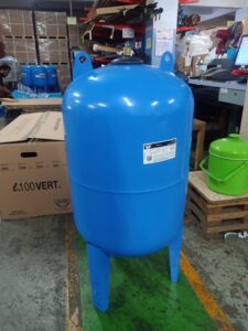 ถังแรงดัน ZILMET ULTRA-PRO รุ่น 100 ลิตร พร้อมฉลากข้อมูลสินค้า มุมด้านข้าง