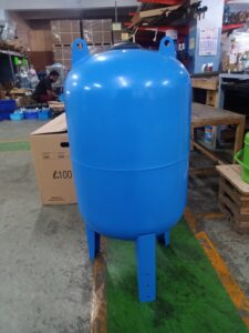 ถังควบคุมแรงดัน ZILMET ULTRA-PRO ขนาด 100 ลิตร ตั้งพื้น พร้อมขาตั้ง ภาพในคลังสินค้า