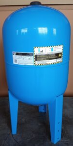 ถังแรงดัน ZILMET ULTRA-PRO รุ่นตั้งพื้น ขนาด 50 ลิตร มุมด้านหลัง พร้อมสติ๊กเกอร์ข้อมูลสินค้า